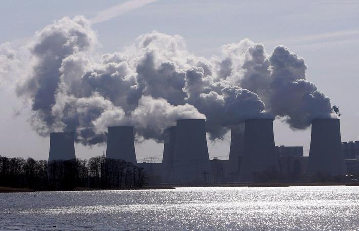 (FILE) A file photo dated 05 April 2007 showing water vapour emerges of the cooling towers of the power plant Jaenschwalde, Germany. EPA/Bernd Settnik