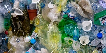 La tecnologia waste-to-methanol converte chimicamente rifiuti urbani altrimenti smaltiti in discarica o avviati all’incenerimento, in un gas di sintesi da cui si ottiene il metanolo.